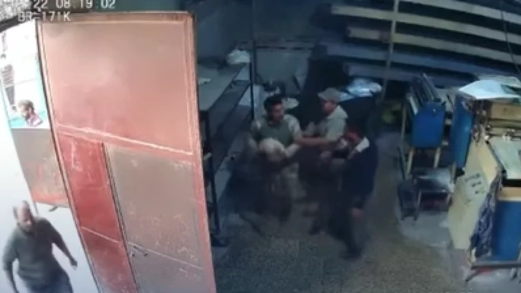 عناصر "الجيش الوطني" يهاجمون فرناً بالرصاص لأخذ الخبز بريف حلب (فيديو)