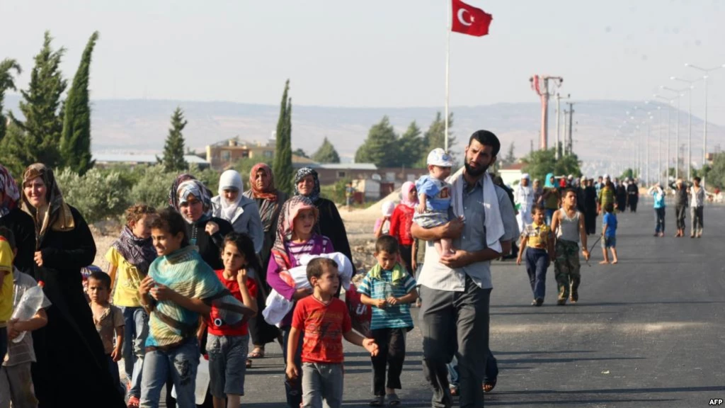 سوريون يعبرون نحو الأراضي السورية من تركيا