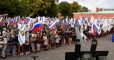 بقوة السلاح.. جنود بوتين يُجبرون الأوكرانيين على التصويت للانفصال والانضمام لروسيا (فيديو)