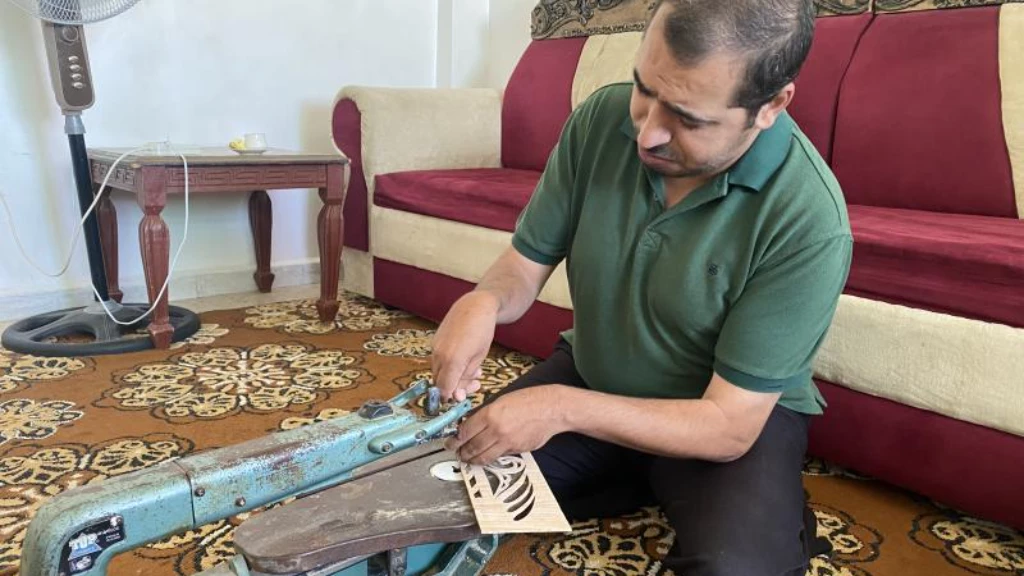 أب لأربعة أطفال.. لاجئ سوري في الأردن يتحدى ظروف إعاقته ويصنع نجاحه بـ20 دولاراً