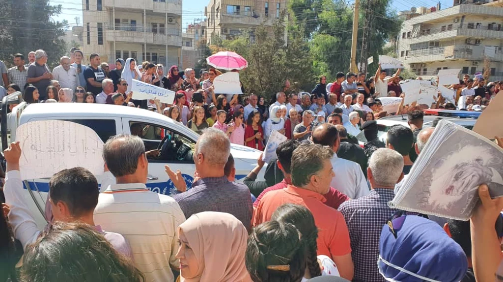 ميليشيا قسد تطلِق شبيحتها لمهاجمة مئات المعتصمين أمام مقر أممي بالقامشلي (صور)