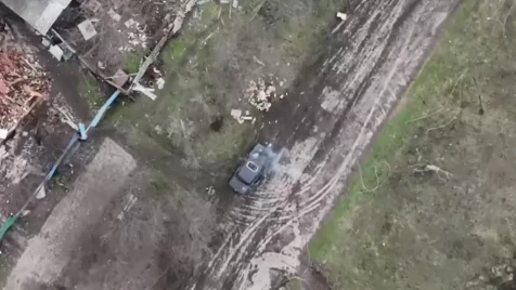 مسيّرة أوكرانية توثق لحظة سقوط قنبلة على رأس جندي روسي (فيديو)