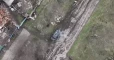 مسيّرة أوكرانية توثق لحظة سقوط قنبلة على رأس جندي روسي (فيديو)