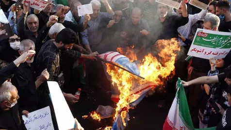 بعد ساعات من خطابه.. طالبات وطلاب إيران يحرقون صور خامنئي والاحتجاجات تعم إيران