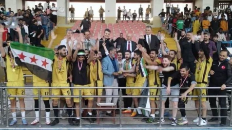 بمشاركة 22 دولة.. فريق "سوريا الثورة" الطلابي يتوج بلقب البطولة الدولية لكرة القدم بتركيا (صور)