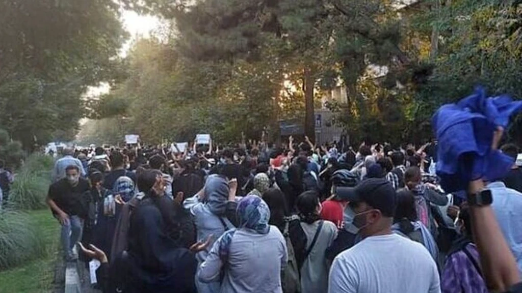 مظاهرات في إحدى أحياء طهران