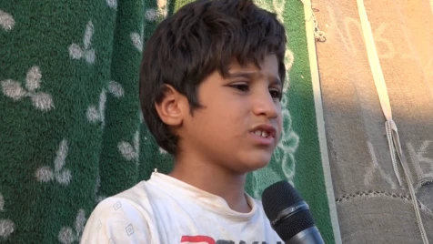 أوجاع السوريين اجتمعت في طفل نازح.. الأسد حرمه أبيه والبحر ابتلع أمّه وأخوته (فيديو)