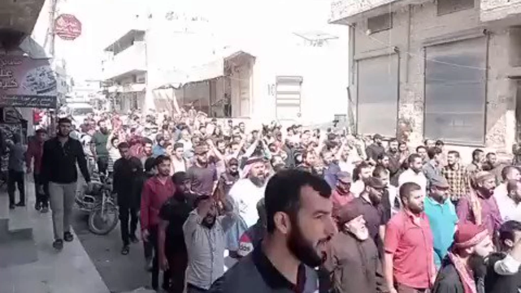 مظاهرات حاشدة في مناطق سيطرة "الجولاني" ضد فتح المعابر مع ميليشيا أسد (فيديو)