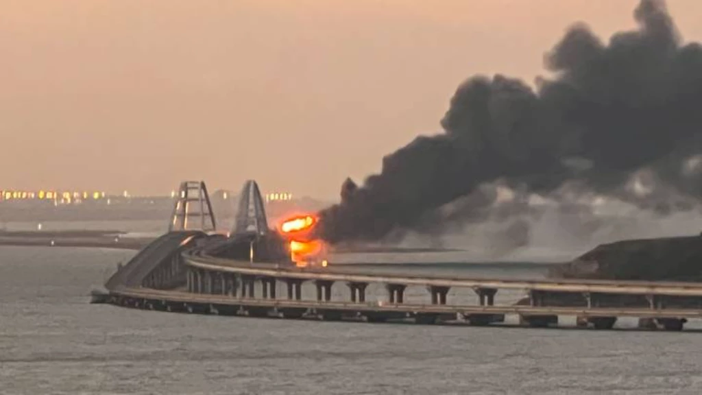 انفجار على جسر كيرتش في شبه جزيرة القرم