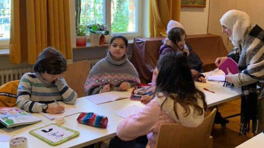 رغم التحديات.. عائلة سورية في ألمانيا تطلق مشروعها لتعليم اللغة العربية (صور)