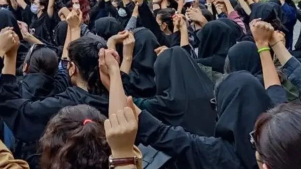 إيران.. المحتجون يهاجمون مقراً للحرس الثوري وطهران على موعد مع سبت الغضب