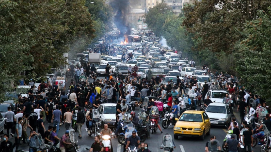 شوارع إيران تغص بالاحتجاجات في أربعينية مهسا أميني ونظام الملالي يرفع شعار الإرهاب (فيديو)