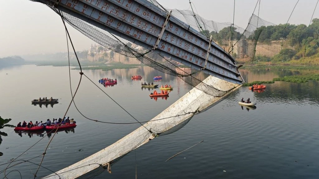 بعد أسبوع من افتتاحه.. مقتل وإصابة المئات بانهيار جسر وصفوه بأعجوبة هندسية! (فيديو)
