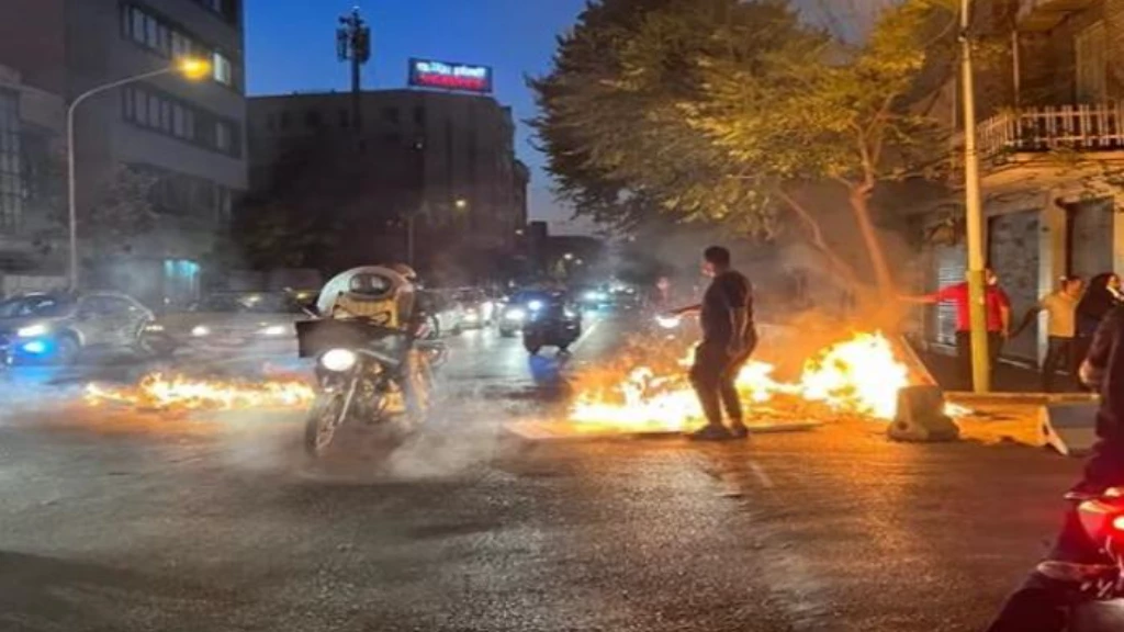 "واحسيناه مات الرجل".. ضابط إيراني يقتل متظاهراً وسط الشارع برصاصة في الرأس (فيديو)