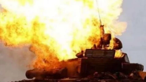 أوكراني يفاجئ دبابة روسية بين الحقول ويقتل طاقمها بالكامل (فيديو)