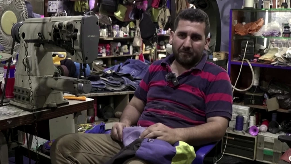 قصة لاجئ سوري في لبنان أجبرته ظروفه الصعبة على ترك الهندسة وبيع الأغراض المستعملة