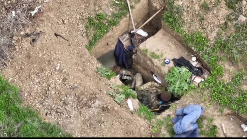 قذائف تفاجئ جنوداً روساً مختبئين داخل حفر ضيّقة بعدما فرّوا من ساحة المعركة (فيديو)
