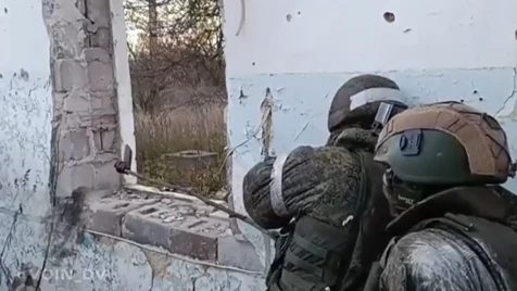 استخدما وسيلة بدائيّة.. جنديان روسيان في ورطة أمام قنّاص وموقع أوكراني يسخر (فيديو)