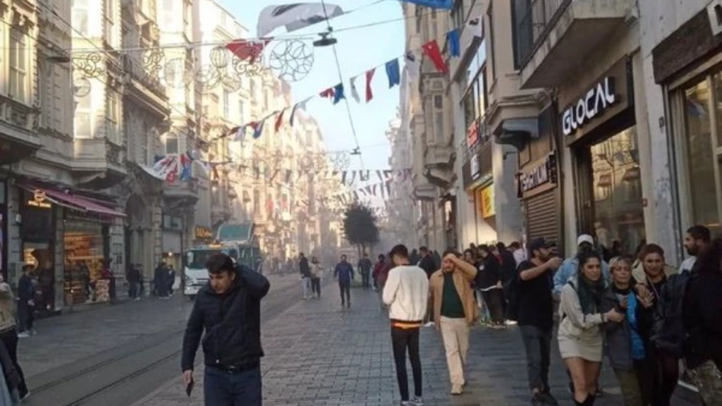 في شارع حيوي شهير.. ضحايا بانفجار كبير بمنطقة تقسيم وسط إسطنبول (فيديو)