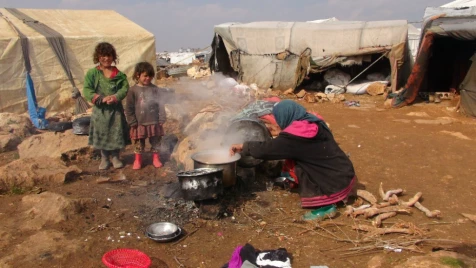 النازحون يسمّونها "مكرويف".. "الببوريّة" وسيلة الطهي الأولى في مخيمات إدلب (صور)