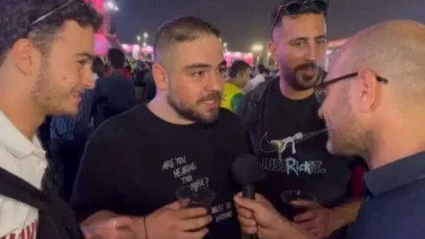 فضح نفسه على الهواء.. مراسل إسرائيلي يكشف ما فعل به العرب في شوارع قطر (فيديو)