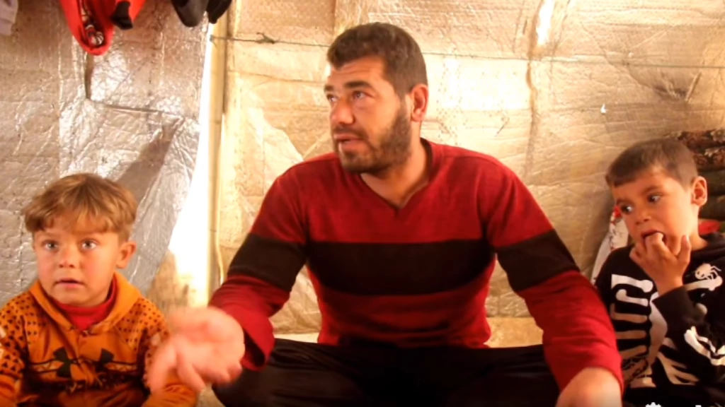 المهجّر السوري علي الحسين وأطفاله داخل خيمتهم في ريف إدلب