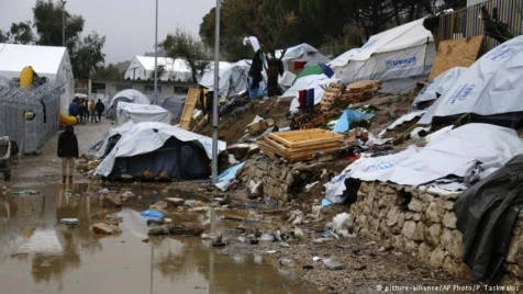 مشاهد صادمة.. سوري يكشف الأوضاع الكارثية في مخيم للمهاجرين باليونان (فيديو)