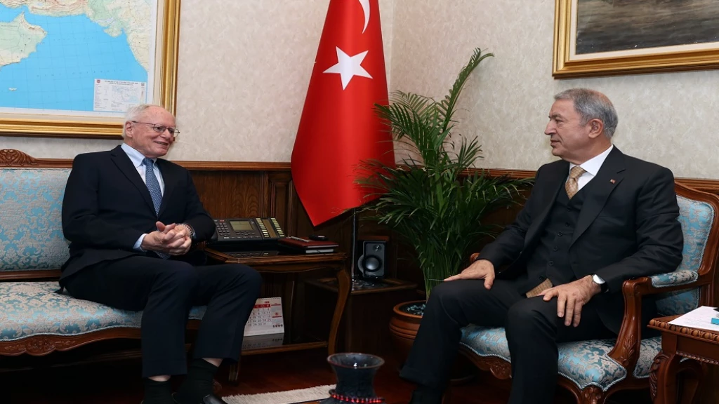 وزير الدفاع التركي والمبعوث الأمريكي السابق إلى سوريا جيمس جيفري