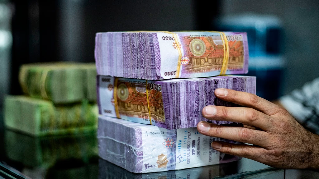 الليرة السورية تتجاوز حاجز الـ7000 مقابل الدولار و"المركزي" في صدمة