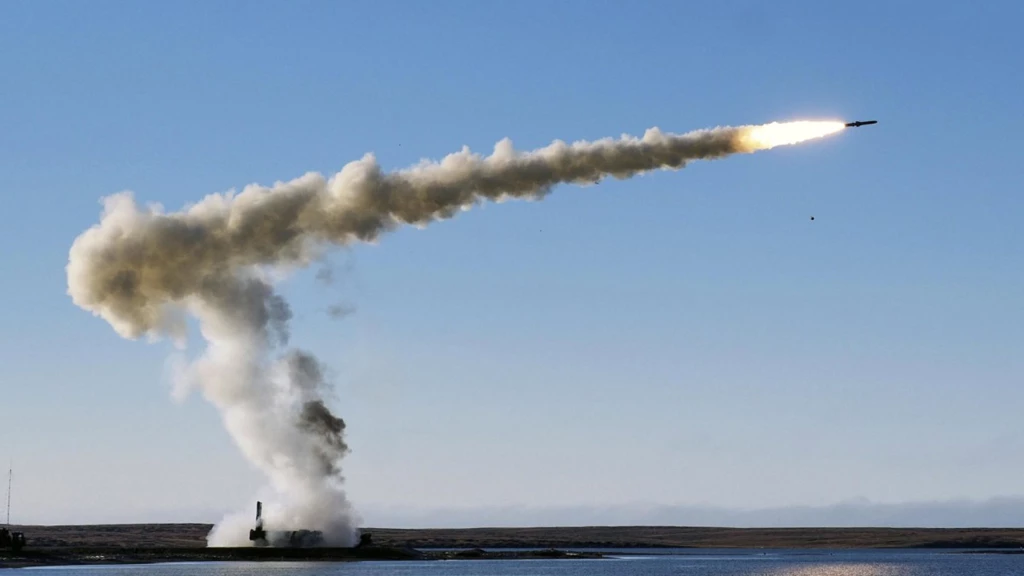 حولته لكتلة من اللهب.. انفجار صاروخ روسي مجنح بقذيفة موجهة (فيديو)