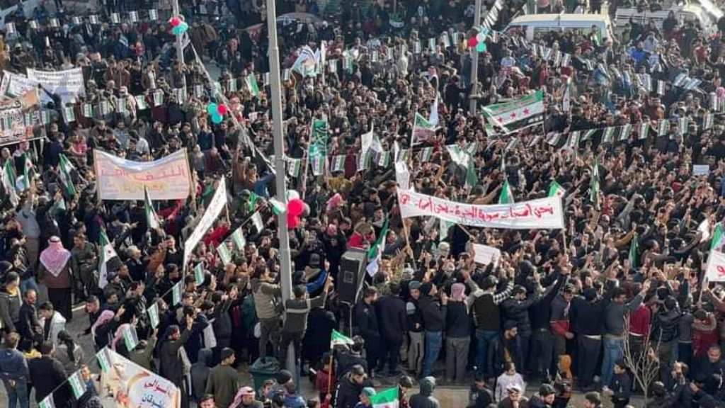 عشرات آلاف السوريين يغطّون الشمال السوري بلافتات إسقاط الأسد ورفض المصالحة