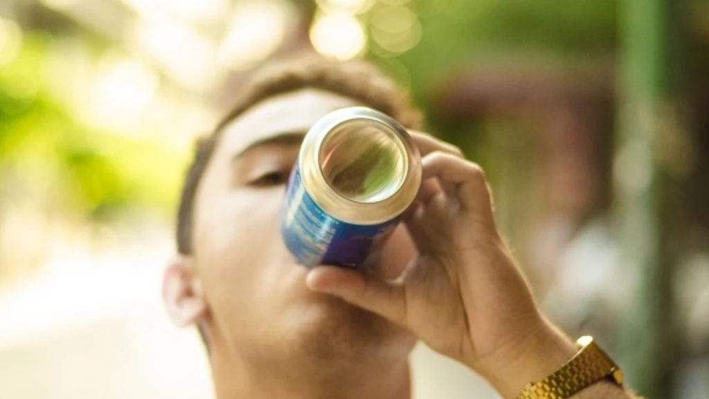 يصيب الرجال فقط.. علماء يحذّرون من مرض تسبّبه مشروبات الطاقة