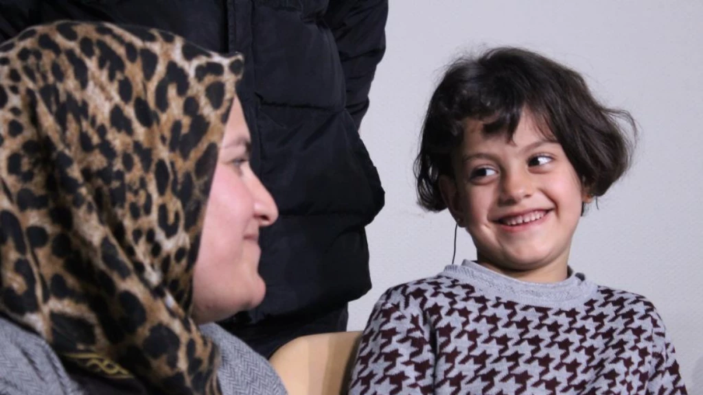 طفلة سورية تسمع صوت والديها لأول مرة بعد جراحة ناجحة في إزمير