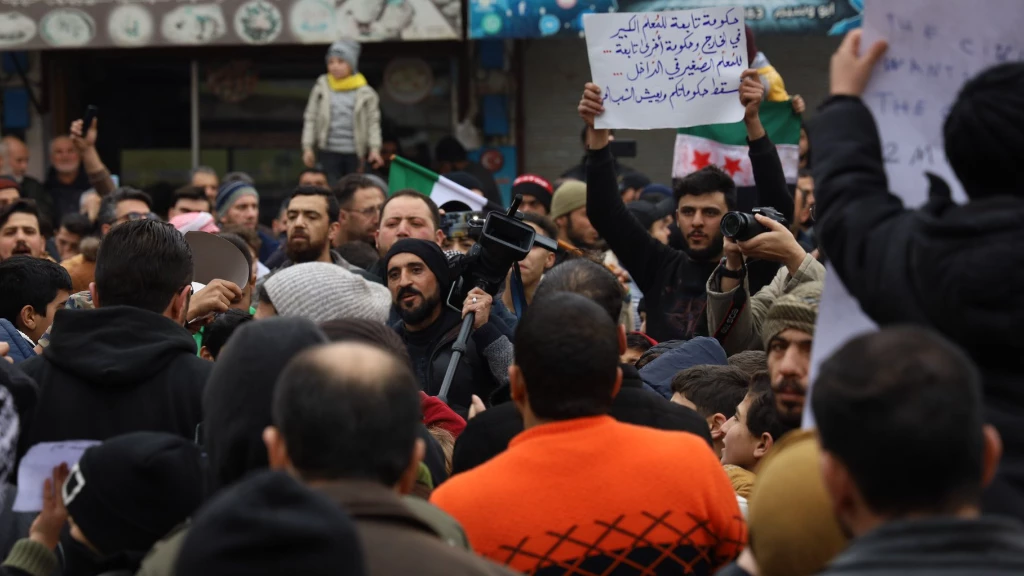 استمرار المظاهرات بالشمال السوري وأهالي إعزاز يطردون رئيس "الائتلاف" بعد وصفه بـ"الشبيح" (فيديو)