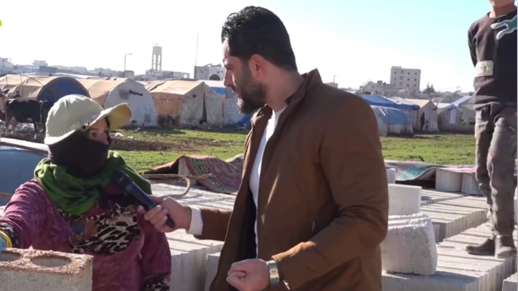 مشهد مؤلم وقصة مؤثرة.. أمّ سورية نازحة تعمل في حمل الحجارة لإعالة 6 أطفال (فيديو)