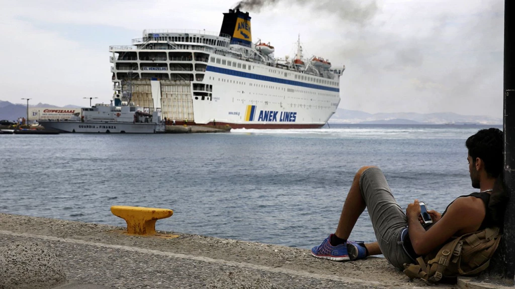 تحتجزهم مكبلين بسجون سرية في السفن السياحية.. إيطاليا تعيد لاجئين بينهم سوريون لليونان (فيديو)