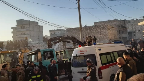 10 قتلى كحصيلة أولية جراء انهيار مبنى بحي الشيخ مقصود بحلب ومحاولات لإنقاذ عشرات العالقين (فيديو)
