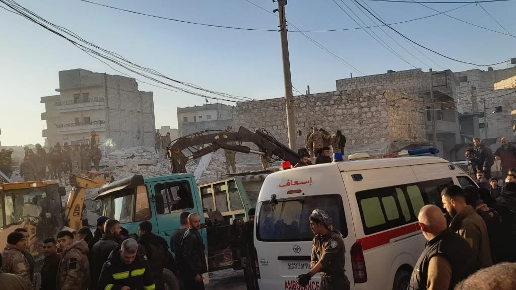 10 قتلى كحصيلة أولية جراء انهيار مبنى بحي الشيخ مقصود بحلب ومحاولات لإنقاذ عشرات العالقين (فيديو)