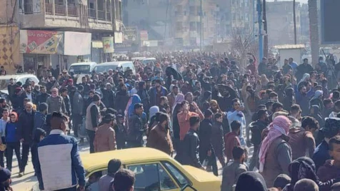 مقتل عقيد طيار بميليشيا أسد.. وجريمة تفجّر مظاهرات غضب ضد قسد بالرقة