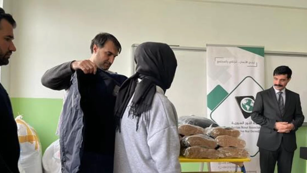 جمعية سورية توزّع مساعدات لـ 5 مدارس تركية وصحيفة تستفز العنصريين بعنوان مثير