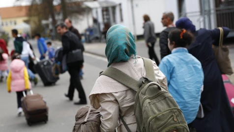 "يلعن روحك يا حافظ" تنقل السوريين مجاناً داخل ألمانيا وفي أوروبا