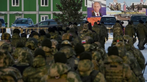 هربوا بعد قرار بوتين.. 5 رجال روس عالقون في أحد المطارات منذ شهور