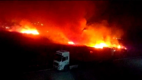 4 شاحنات احترقت بالكامل.. غارات "مجهولة" تدمّر قافلة أسلحة إيرانية في البوكمال