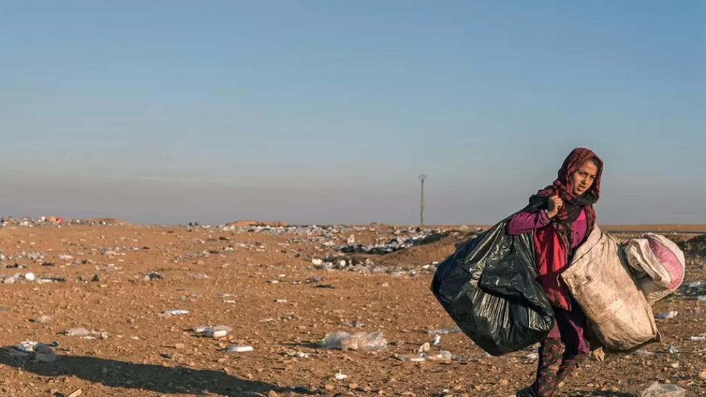 "بي بي سي" تروي مأساة عائلات سوريّة تعتاش على مكب قمامة للقوات الأمريكية بالحسكة