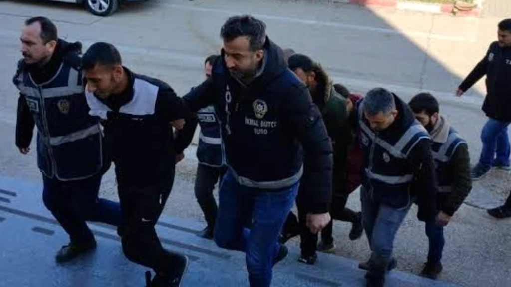 تركيا ترحّل 6 سوريين بسبب شجار بالعصي في حديقة عامة (فيديو)