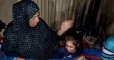 مشهد يحرق القلوب.. لاجئة سورية وطفلتها الصغيرة تعيشان في الشارع (فيديو)