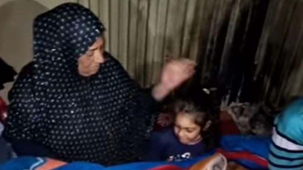 مشهد يحرق القلوب.. لاجئة سورية وطفلتها الصغيرة تعيشان في الشارع (فيديو)