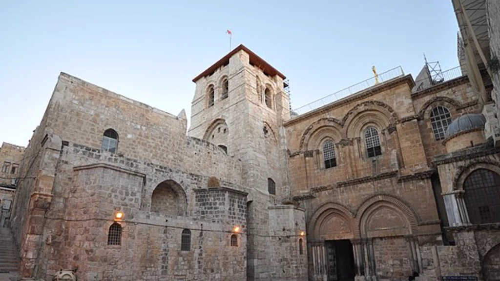 شاب مسلم يتصدى لمستوطنين إسرائيليين ويمنعهم من حرق كنيسة بالقدس (فيديو)