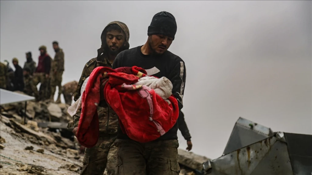 بكلمات مؤثرة.. أب يودّع طفله الرضيع بعد انتشاله من تحت الأنقاض بريف حلب (فيديو)