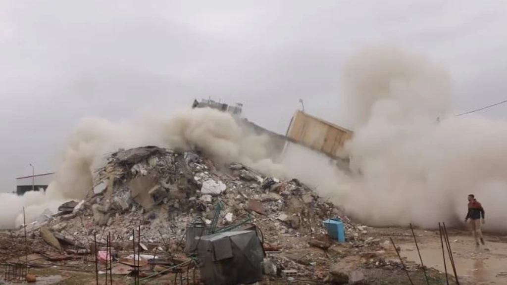 كاميرات توثّق لحظة انهيار مبانٍ جراء الزلزال في سوريا وتركيا (فيديو)